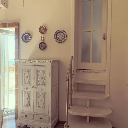 Charming House Bed & Breakfast 4*